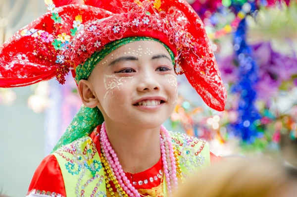 คำว่า “ส่างลอง” หรือ “จางลอง” หมายถึง “นาค”