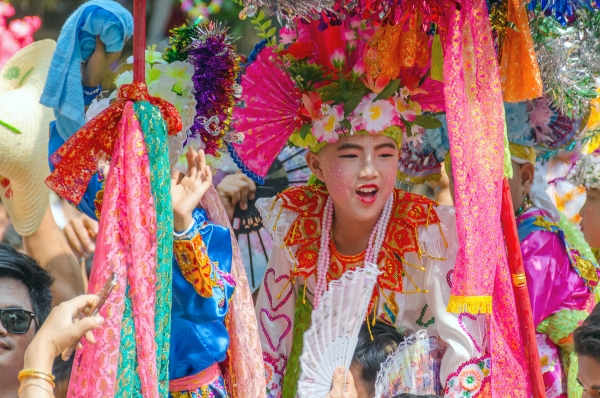 วันแรกเรียกว่า “วันรับส่างลอง”  นำส่างลองไปตามวัดต่างๆ เพื่อรับศีลรับพรและไปตามบ้านญาติผู้ใหญ่ที่นับถือ