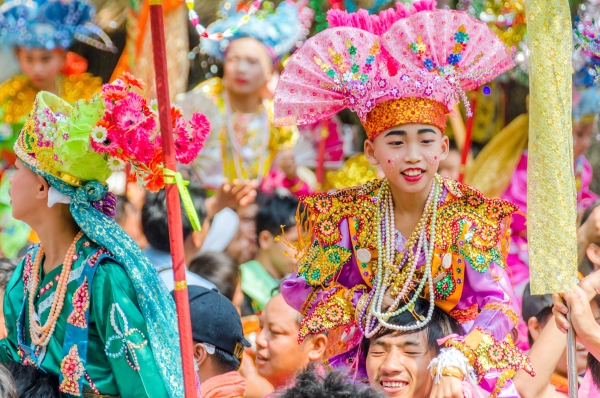 วันที่สาม เรียกว่า “วันข่ามส่าง” เป็นวันบรรพชาสามเณรโดยการแห่ส่างลอง ไปที่วัดเพื่อทำพิธีบวช