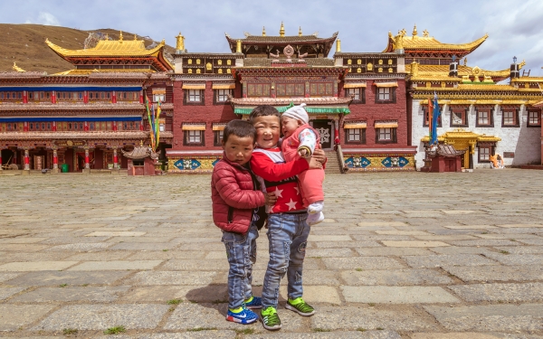 Tagong Grassland [Lhagang] is a small town in Garzê Tibetan Autonomous Prefecture of Western Sichuan Province, in South Western China.